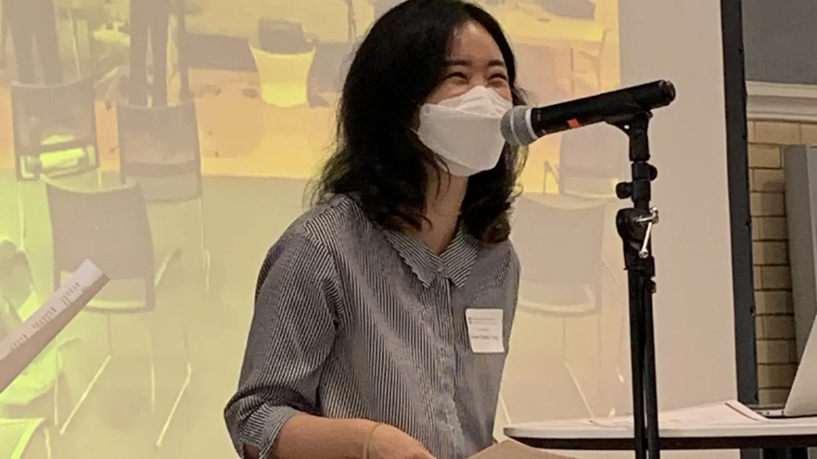 A photo of student Seoeun Yang accepting her first-place prize the 2021 TDAI Fall Forum 