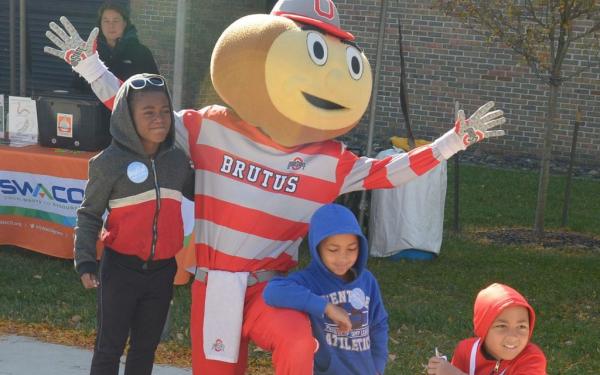 children posing with Brutus 